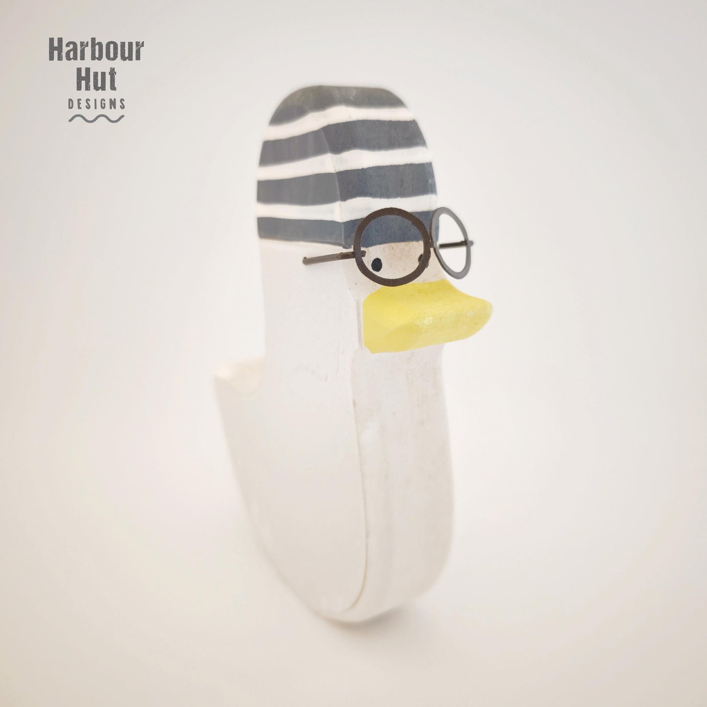 Wooden seagull decoration | Wire glasses | Whitewashed deco | Cute | Cartoon | Whimsical | Minimalist | Beanie hat | Rustic | Coastal decor