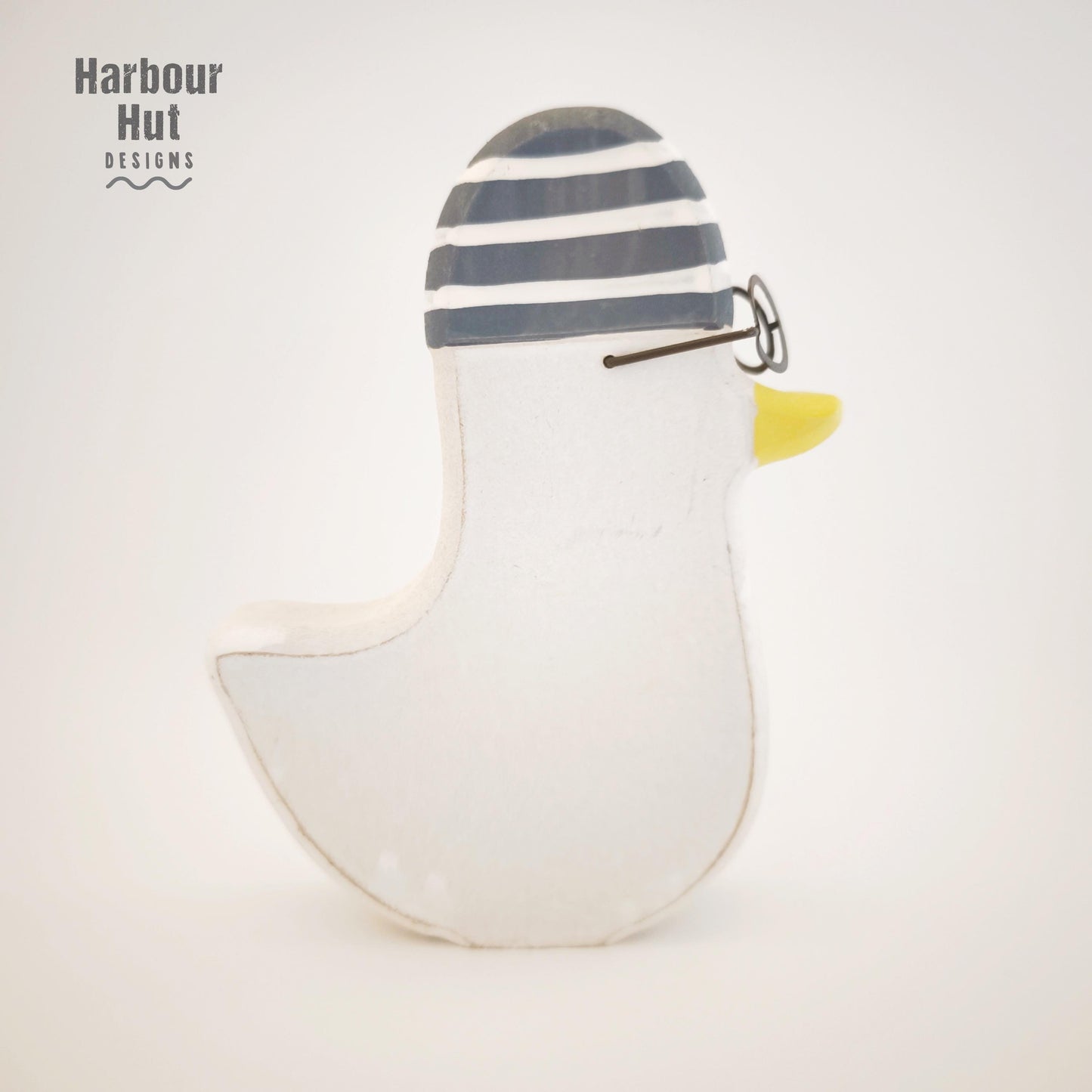 Wooden seagull decoration | Wire glasses | Whitewashed deco | Cute | Cartoon | Whimsical | Minimalist | Beanie hat | Rustic | Coastal decor