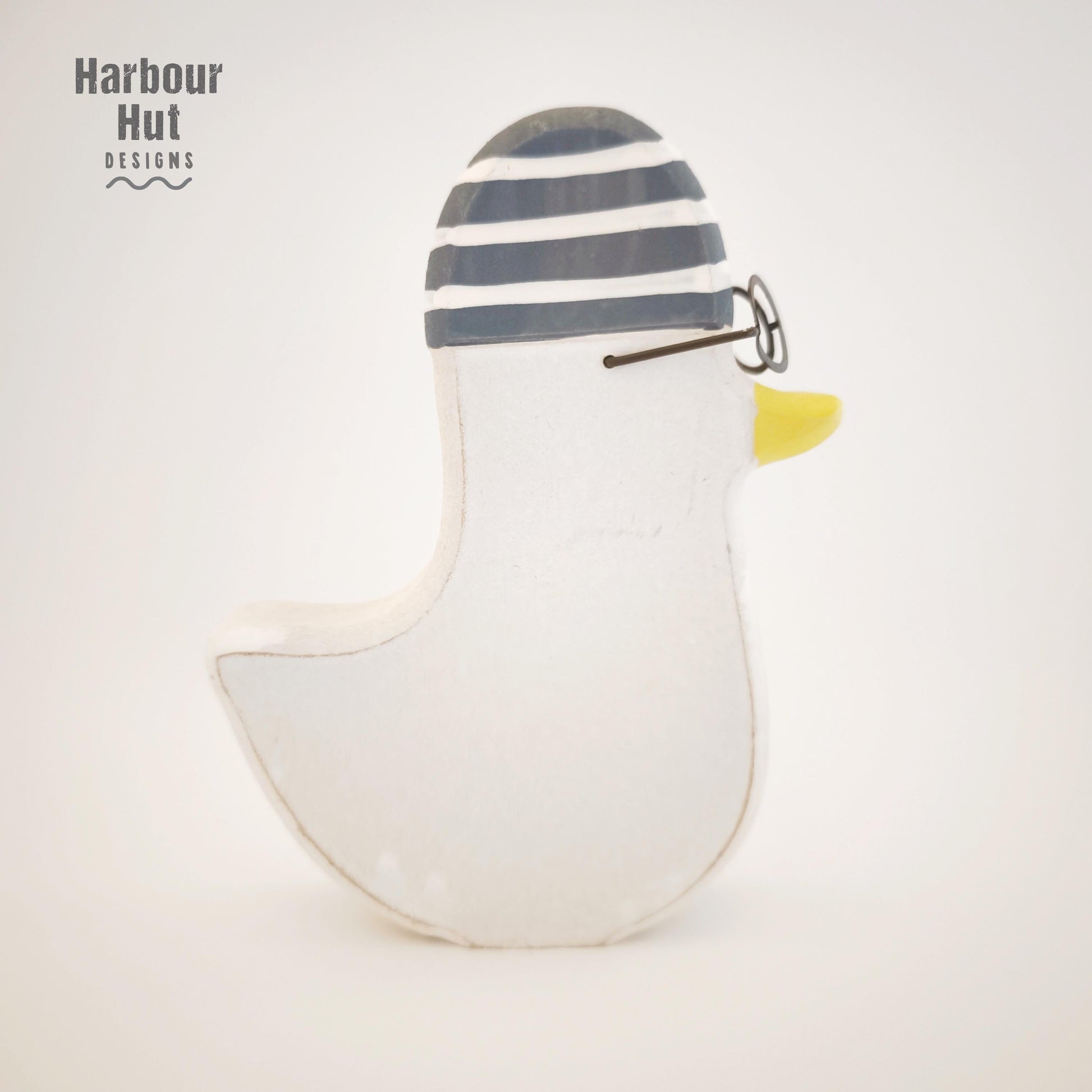 Wooden seagull decoration | Wire glasses | Whitewashed deco | Cute | Cartoon | Whimsical | Minimalist | Beanie hat | Rustic | Coastal decor